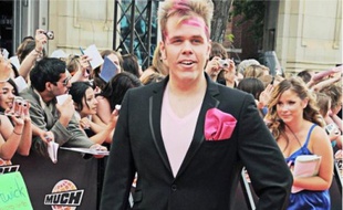Perez Hilton, connu pour ses critiques acerbes, a d'abord appelé au secours sur Twitter.