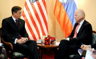 Le président Slovène Borut Pahor (g) s'entretient avec le vice-président américain Joe Biden, le 25 novembre 2015 à Zagreb, en Croatie