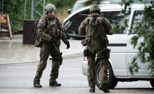 La police de Munich sur les lieux de la fusillade dans un centre commercial près du stade olympique, le 22 juillet 2016