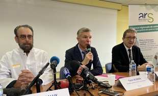 Le Pr Denis Malvy, le directeur du CHU de Bordeaux Yann Bubien, et le directeur de l'ARS Nouvelle-Aquitaine Michel Laforcade