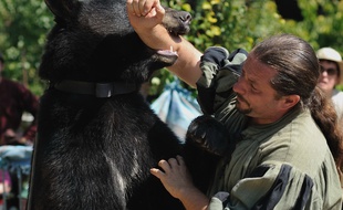 A Bordeaux, le 11 septembre 2014, un montreur d'ours participe aux animations proposées pour les Medievales de Bouliac.