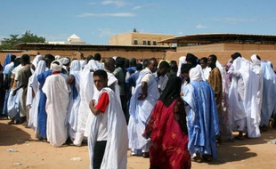 Des électeurs mauritaniens devant un bureau de vote à Nouakchott le 23 novembre 2013
