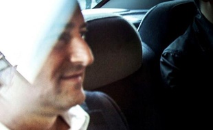 Le maire de Montréal a été arrêté lundi par la police et accusé de "complot, abus de confiance et actes de corruption", nouveau rebondissement dans les scandales qui frappent la métropole québécoise et qui impliquent élus, fonctionnaires, entrepreneurs et membres de la mafia.