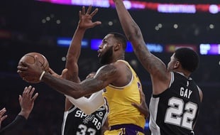 LeBron James, héros malheureux lors de la défaite sur le fil des Lakers face aux Spurs en prolongations, le 23 octobre 2018.