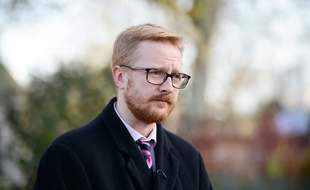 Le député britannique Lloyd Russell-Moyle s'est emparé du sceptre royal lors d'une séance au Parlement.
