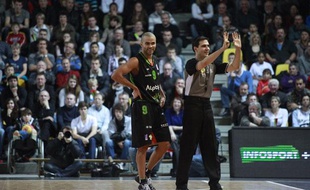Tony Parker, le meneur de jeu de l'Asvel, lors de son dernier match en Pro A, à Strasbourg, le 26 novembre 2011.
