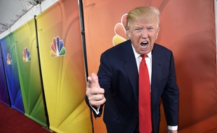 Donald Trump fait la promo du jeu The Apprentice, en 2015.