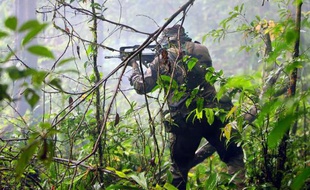 Un légionnaire du 3e régiment étranger d'infanterie s'entraîne dans un centre de l'armée de Terre à Régina en Guyane, le 15 avril 2015