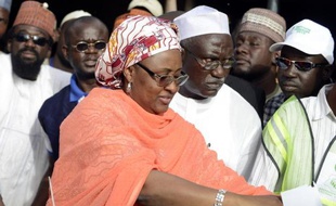 Aïsha Buhari, la femme du nouveau président du Nigeria, dépose son bulletin dans l'urne lors des dernières élections à Daura, le 28 mars 2015