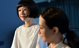 Les robots humanoïdes Kodomoroid (à g.) et Otonaroid sont présentés dans un musée de Tokyo le 24 juin 2014.