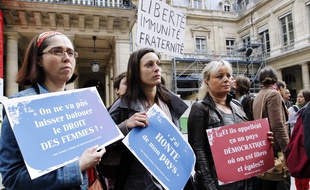 Manifestation le 5 mai 2012 contre la décision du Conseil constitutionnel d'abroger la loi sur le harcèlement sexuel.