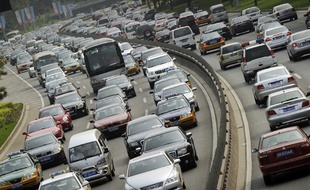 Des bouchons sur une autoroute proche de Pékin, en Chine, jeudi 2 août 2010.