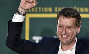 Yannick Jadot, tête de liste EELV, célèbre l'annonce des résultats de sa liste aux Européennes ce dimanche soir.