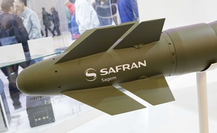 Sur le stand de Safran au salon du Bourget le 23 juin 2013.