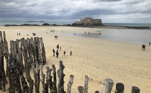 Une partie des brise-lames protégeant la digue de Saint-Malo doivent être remplacés. Certains vont être cédés à la ville.