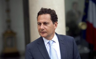 Le ministre UMP de l'Industrie sortant, Eric Besson, a annoncé samedi dans le quotidien régional Le Dauphiné libéré qu'il se mettait provisoirement en retrait de la vie politique, retournant au privé dès le 1er juin, tout en réfléchissant à une activité "annexe" dans un club de Ligue 1 de foot.