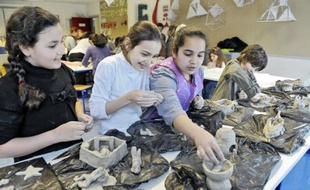 Salma, Samanur, Anissa et Anatole participaient, hier, à l'atelier poterie au collège Truffaut.