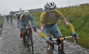 Vincenzo Nibali sur les pavés du Nord, lors de la 6e étape du Tour de France entre Ypres et Arenberg
