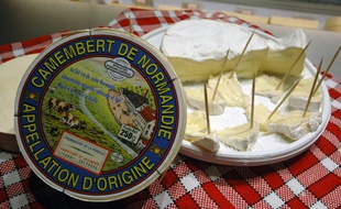 Le camembert, fromage à pâte molle, emblème planétaire du "french way of life" est en passe de résoudre son problème identitaire