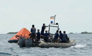 Des sauveteurs à la recherche de disparus après le naufrage d'un ferry aux Philippines, le 18 août 2013