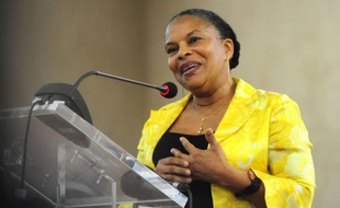 La ministre de la Justice, Christiane Taubira, a estimé mardi que "des propos inadmissibles dans un Etat de droit" ont été tenus après la mise en examen de Nicolas Sarkozy pour "abus de faiblesse" dans le dossier Bettencourt.