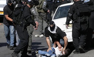 Des forces de sécurité israéliennes arrêtent un palestinien à Jérusalem-Est, le 24 octobre 2014