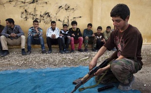 Les enfants sont de plus en plus utilisés sur la ligne de front en Syrie, les deux parties en conflit n'hésitant pas à s'en servir comme soldats ou même boucliers humains, dénonce mercredi une organisation de défense des droits de l'Homme.