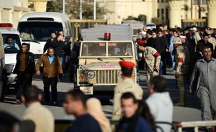 Des forces armées égyptiennes près de l'aéroport du Caire le 30 janvier 2015
