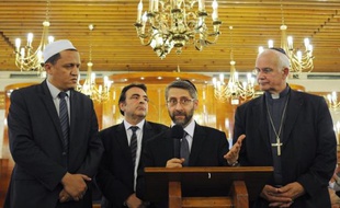 L'imam de Drancy, Hassen Chalghoumi (à gauche), au côté du président du consitoire juif de France, Joel Mergui, du grand rabbin de France Haim Korsia, et de l'évêque de Pontoise le 21 juillet 2014 dans une synagogue à Sarcelles.