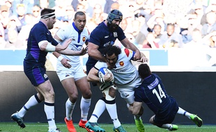42e minute, essai de Huget... Les Bleus ont récupéré le ballon sur le coup d'envoi et ont fait 80 mètres pour venir aplatir.