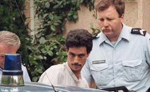 Mougins (Alpes-Maritimes), le 26 juin 1991. Omar Raddad monte dans une voiture de police après son arrestation pour le meurtre de Ghislaine Marchal.