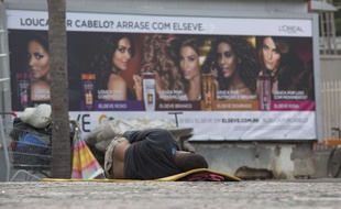 Un sans-abri dans les rues de Rio.