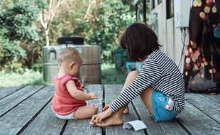 Illustration d'un enfant et un bébé