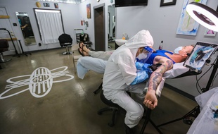 A l’initiative d’un tatoueur lui-même rétabli du coronavirus, les tatouages seront offerts