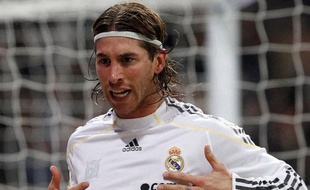 Le défenseur madrilène Sergio Ramos célèbre son but contre le FC Séville, le 6 mars 2010