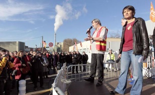 La candidate de Lutte Ouvrière à l'élection présidentielle, Nathalie Arthaud, a encouragé mercredi les salariés de la raffinerie Petroplus de Petit-Couronne, près de Rouen, à "se battre" pour défendre leur site menacé de fermeture.