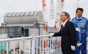 Le nouveau premier ministre japonnais Yoshihide Suga, à la centrale de Fukushima.