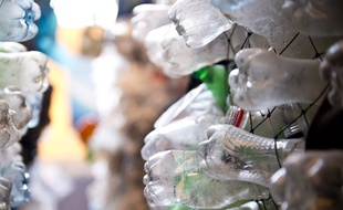 Illustration: des déchets en matière plastique.