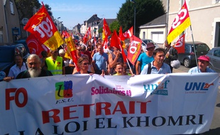 Manifestation des syndicats opposés à la loi Travail une heure avant la venue de François Hollande à Trélazé.