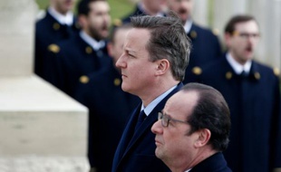 Le président François Hollande (d) et le Premier ministre britannique, David Cameron, le 3 mars 2016 au cimetière-mémorial britannique de Pozières, pour une cérémonie à l'occasion du centenaire de la Bataille de la Somme, en 1916