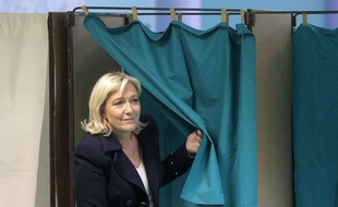 Marine Le Pen vote au second tour des élections départementales, le 29 mars 2015.