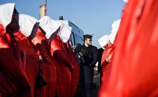 Des femmes protestent contre la fermeture de la maternité du Blanc, le 14 février 2019.