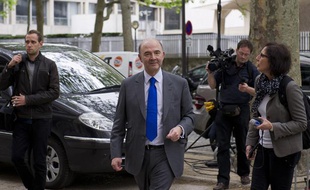 Le socialiste Pierre Moscovici arrive au qg de transition de François Hollande où l'attendent une vingtaine de journalistes le 8 mai 2012.