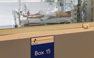 Un patient atteint du Covid-19 en réanimation à la Timone à Marseille