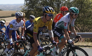 Primoz Roglic (au premier plan) et Julian Alaphilippe (au second) lors de la 7e étape du Tour de France, le 4 septembre 2020.