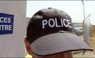 Six policiers français ont été "molestés" et "légèrement blessés" le 16 août, à leur descente d'avion à Conakry, en Guinée, en raccompagnant deux ressortissants de ce pays expulsés de France, a-t-on appris de sources policières jeudi confirmant une information de RTL.