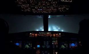 Capture d'une vidéo d'un atterrissage dans le brouillard à l'aéroport de Gatwick, publiée le 2 novembre 2015.