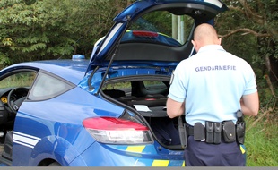 Illustration d'une voiture de gendarmerie en Bretagne.