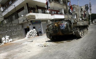 Trois civils, dont un adolescent, ont été tués jeudi par les tirs des forces de sécurité dans les régions de Homs (centre) et Deraa (sud), deux fiefs de la contestation contre le régime du président syrien Bachar al-Assad, ont annoncé des militants