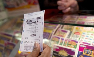 Un joueur tient un ticket d'Euro Millions à la main